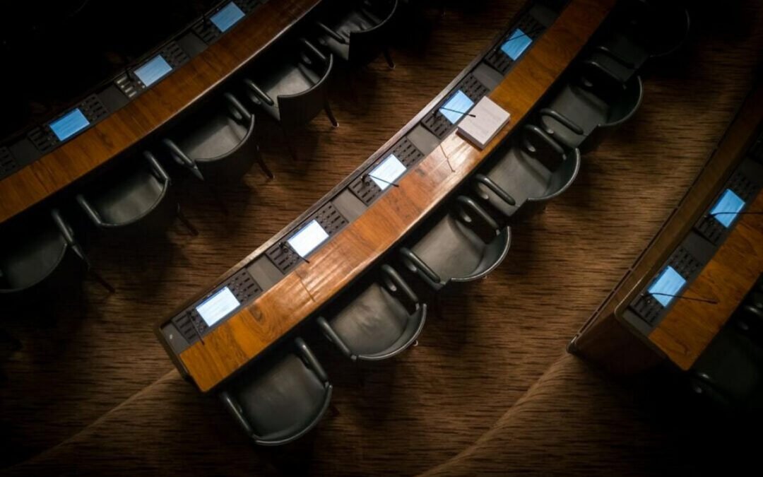 VIEJOS Y NUEVOS POLÍTICOS: CÓMO NOS VEN, CÓMO LOS VEMOS 2015
